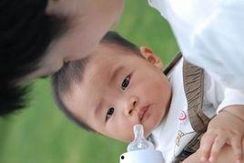 小孩吃爸爸的奶视频,温馨瞬间捕捉宝宝吸奶萌态