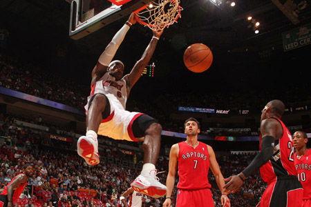 勒布朗詹姆斯扣篮视频